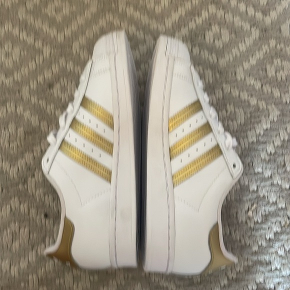 Adidas Superstar womens 7 white/gold hh - Picture 3 of 4